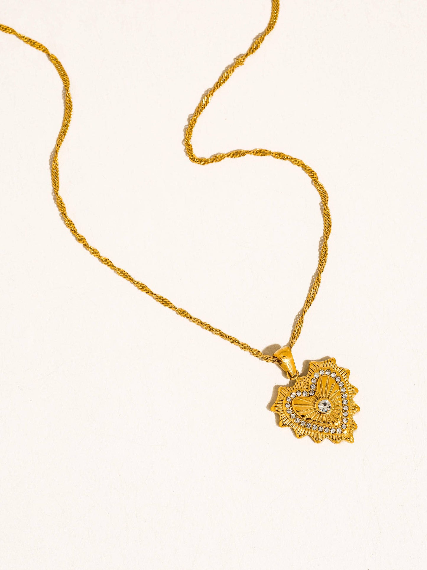 Collar Valea con colgante de corazón de circonita cúbica de oro de 18 quilates que no se deslustra