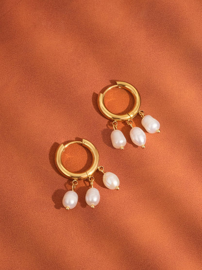 Pendiente colgante de perla pequeña Séjour de oro de 18 quilates que no se deslustra