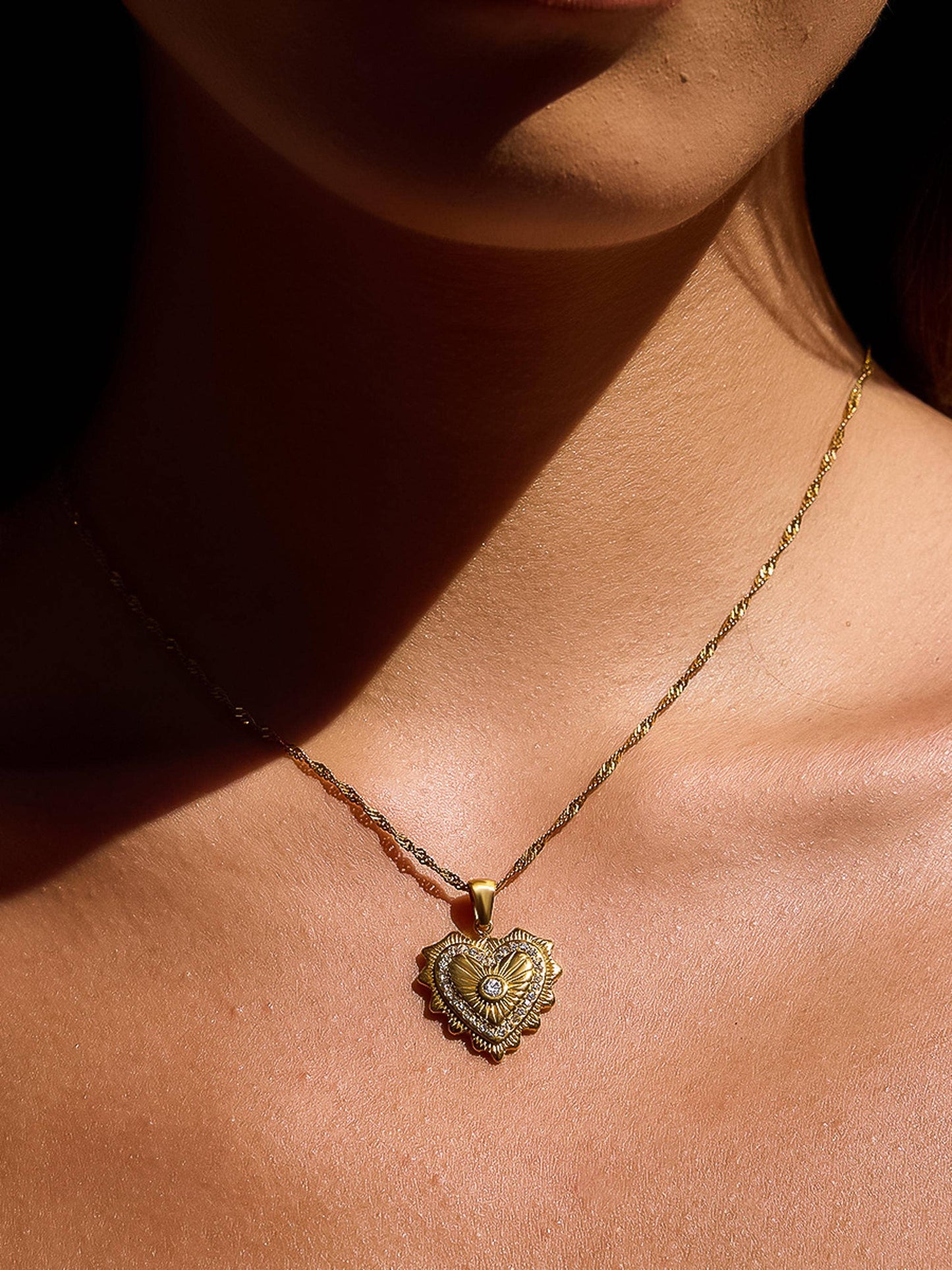 Collar Valea con colgante de corazón de circonita cúbica de oro de 18 quilates que no se deslustra