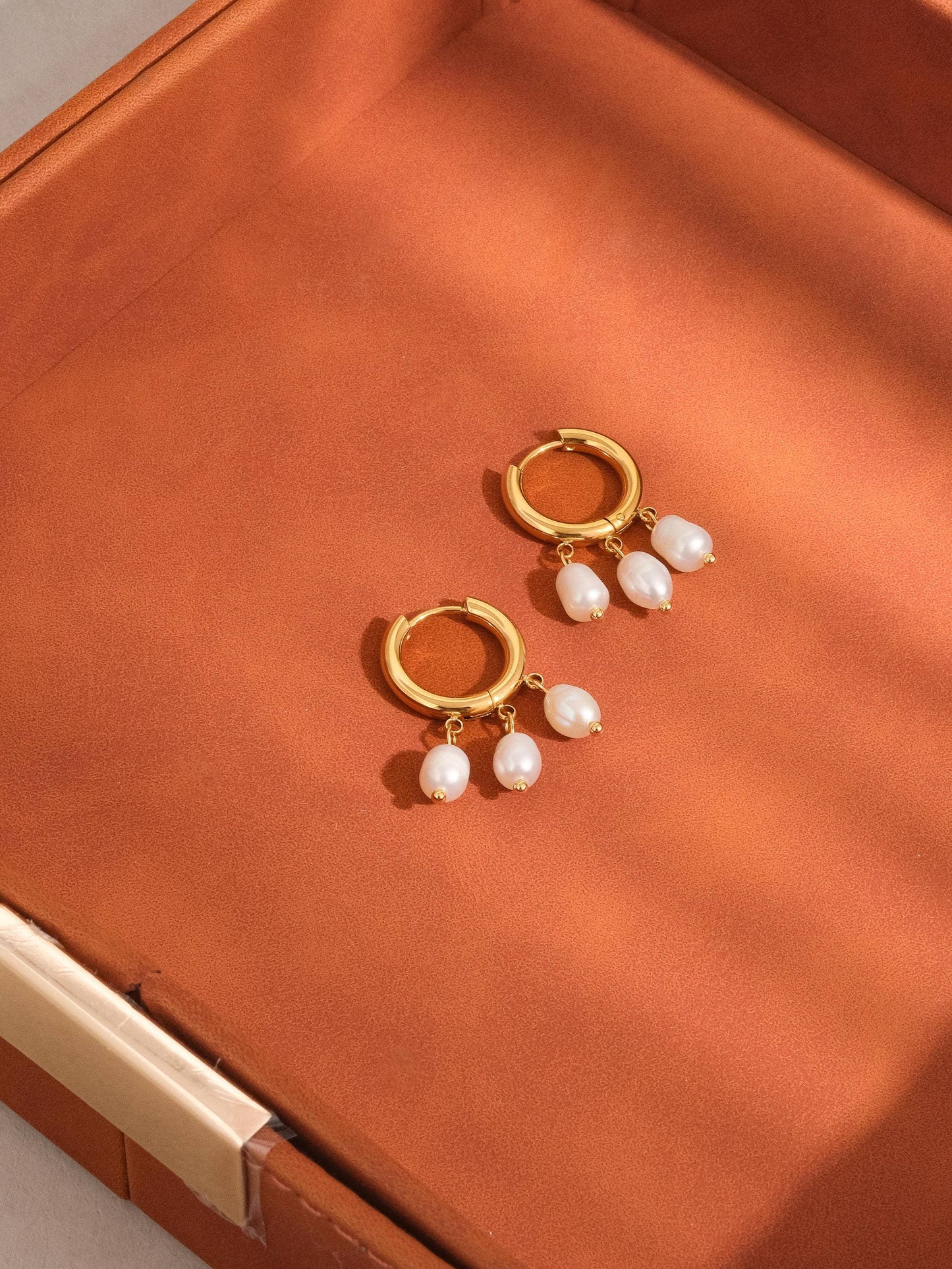 Pendiente colgante de perla pequeña Séjour de oro de 18 quilates que no se deslustra