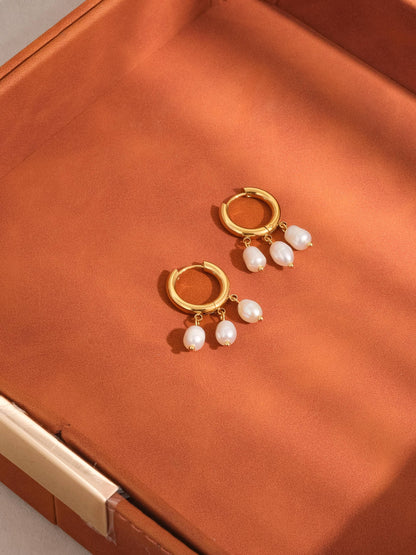 Pendiente colgante de perla pequeña Séjour de oro de 18 quilates que no se deslustra