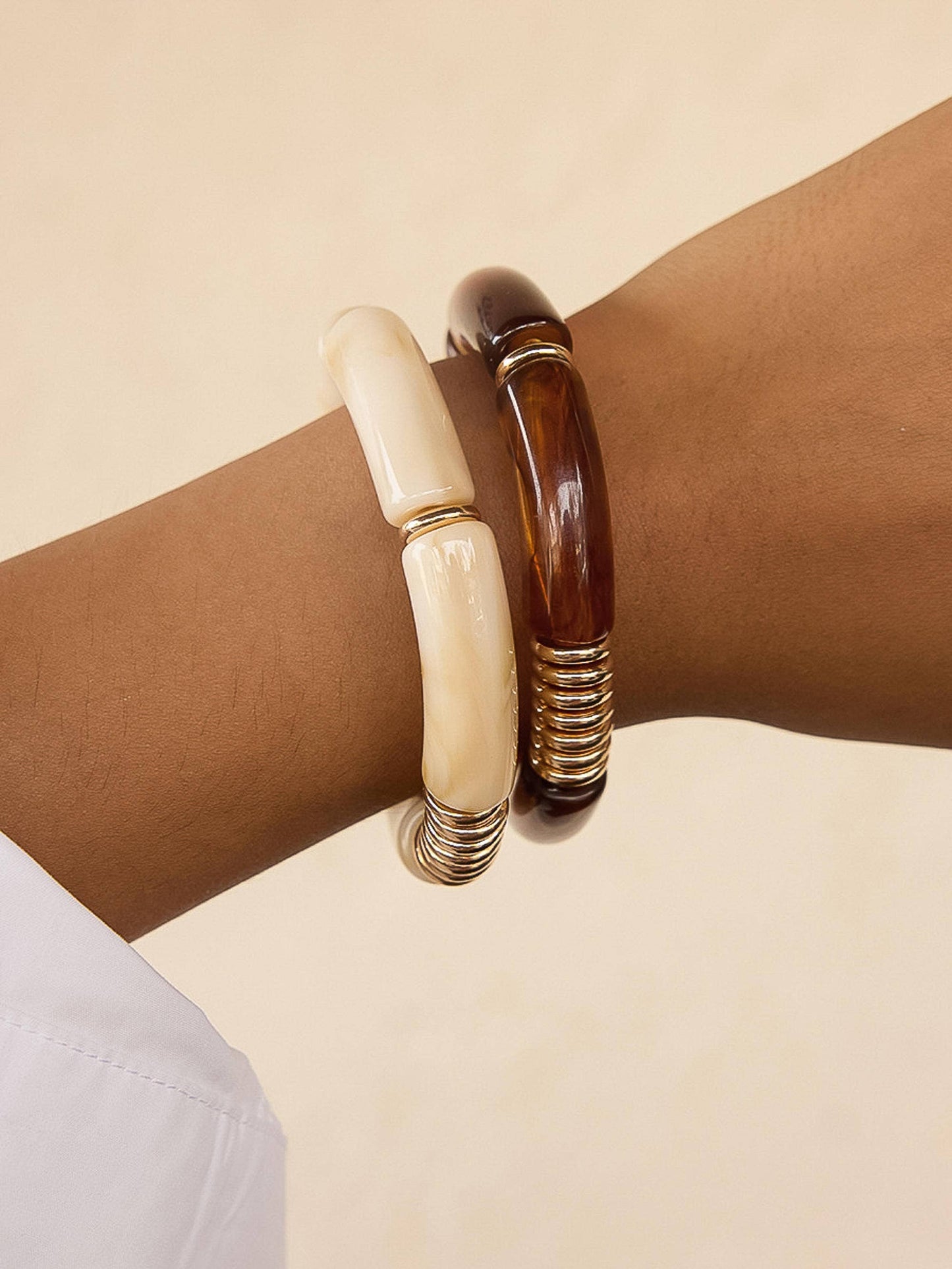 Conjunto de brazaletes gruesos de resina Cove de oro de 18 quilates que no se deslustran