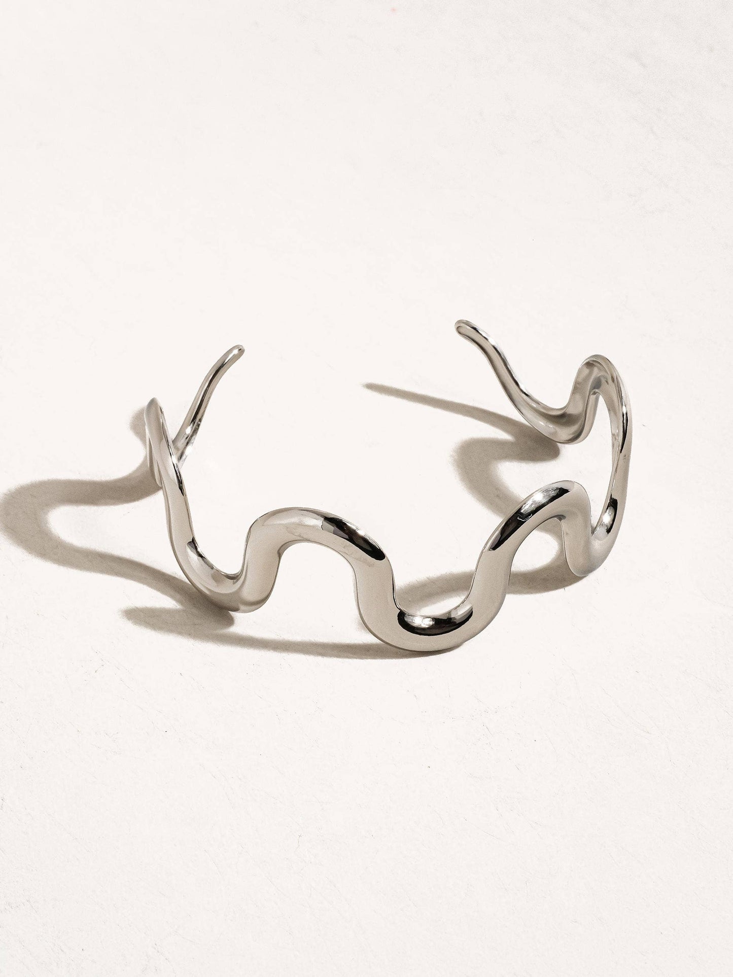 Pulsera con declaración ondulada