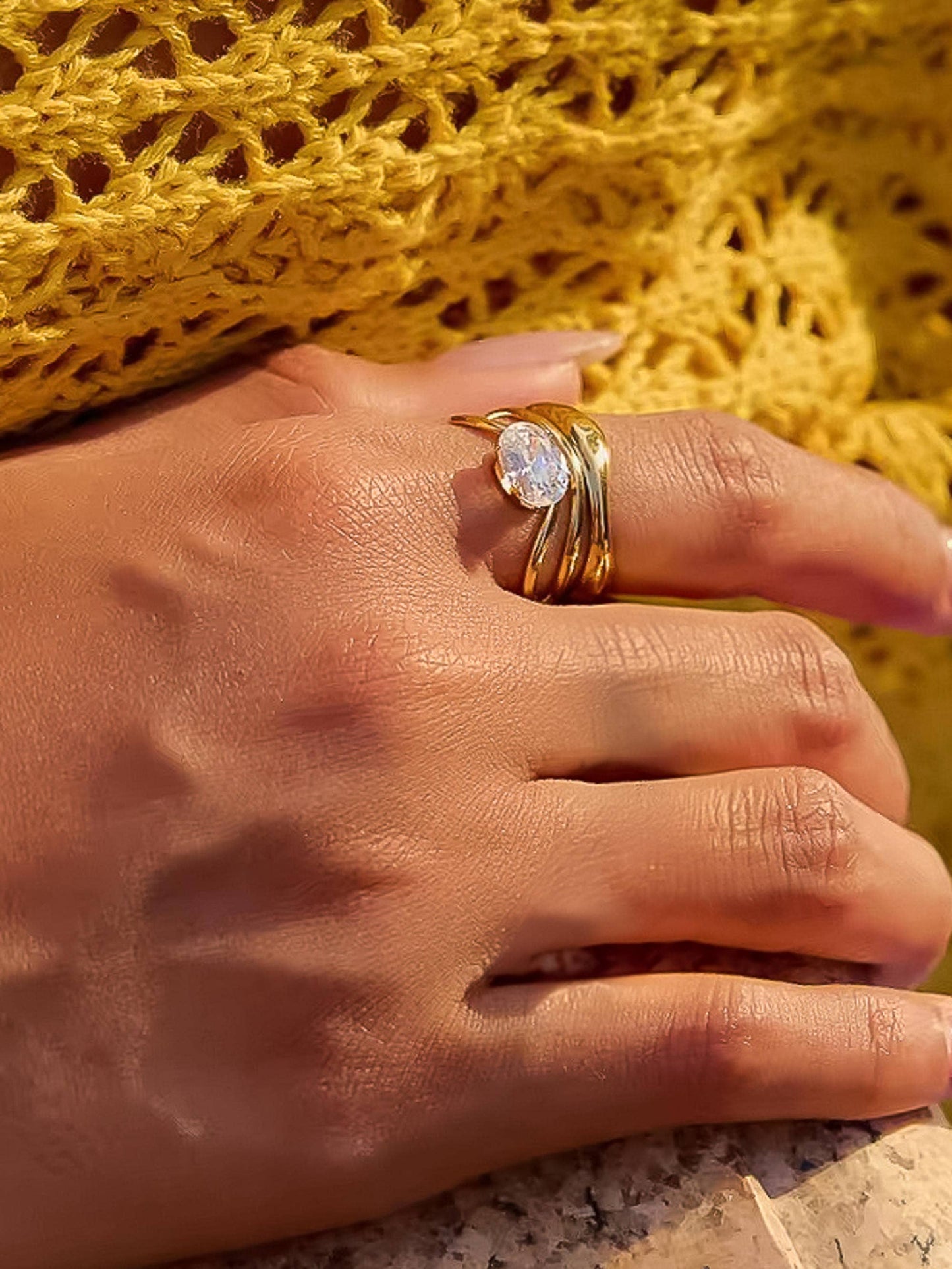 Anillo Gloire de oro de 18 quilates con circonita cúbica abstracta que no se deslustra