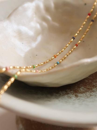 Collar de cuentas pequeñas Tave de oro de 18 quilates que no se deslustra