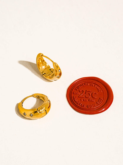 Pendiente de aro con estrella Solira de oro de 18 quilates que no se deslustra