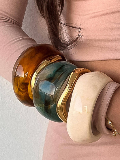 Brazalete de resina Caelia Modern Bold Statement